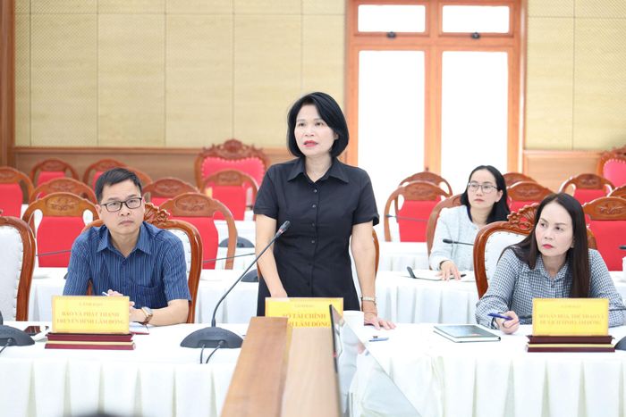 Phó Giám đốc Sở Tài Chính Lâm Đồng Bùi Thị Tuyết Mai báo cáo tại cuộc họp