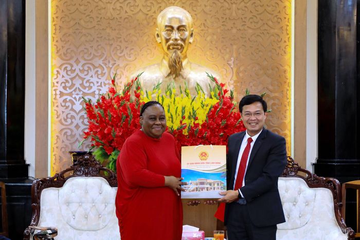 Lãnh đạo tỉnh Lâm Đồng tặng quà của tỉnh cho Đoàn công tác của Đại sứ Đặc mệnh toàn quyền Cộng hòa Nam Phi tại Việt Nam