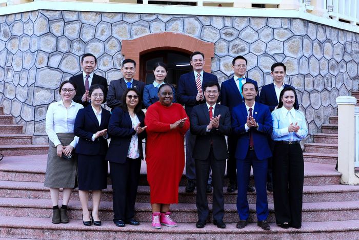 Lãnh đạo tỉnh Lâm Đồng cùng đoàn công tác của Đại sứ Đặc mệnh toàn quyền Cộng hòa Nam Phi tại Việt Nam chụp hình lưu niệm
