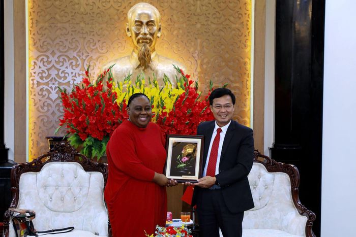 Phó Chủ tịch UBND tỉnh Lâm Đồng Đinh Văn Tuấn tặng quà lưu niệm cho bà Vuyiswa Tulelo, Đại sứ Đặc mệnh toàn quyền Cộng hòa Nam Phi tại Việt Nam