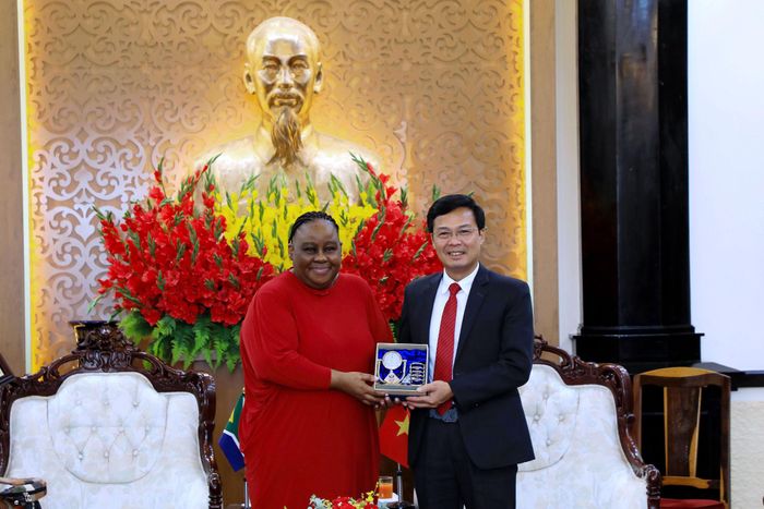Đại sứ Đặc mệnh toàn quyền Cộng hòa Nam Phi tại Việt Nam Vuyiswa Tulelo tặng quà lưu niệm lãnh đạo tỉnh Lâm Đồng