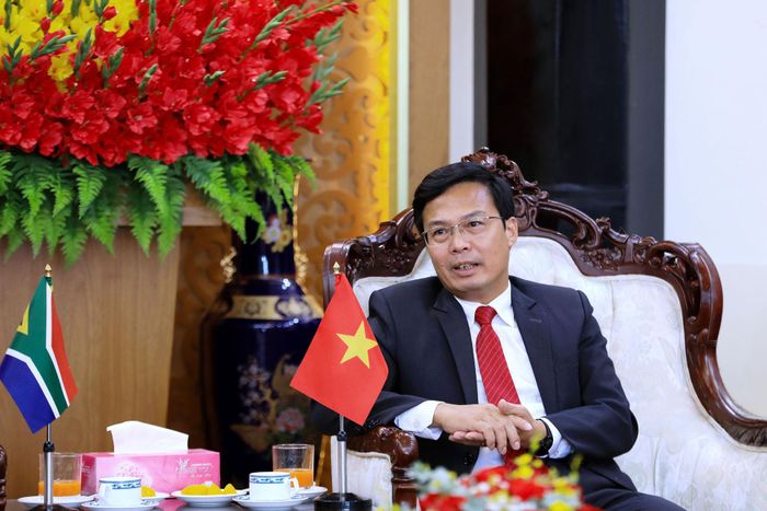 Phó Chủ tịch UBND tỉnh Lâm Đồng Đinh Văn Tuấn trao đổi về tình hình của địa phương và mong muốn hợp tác với Nam Phi