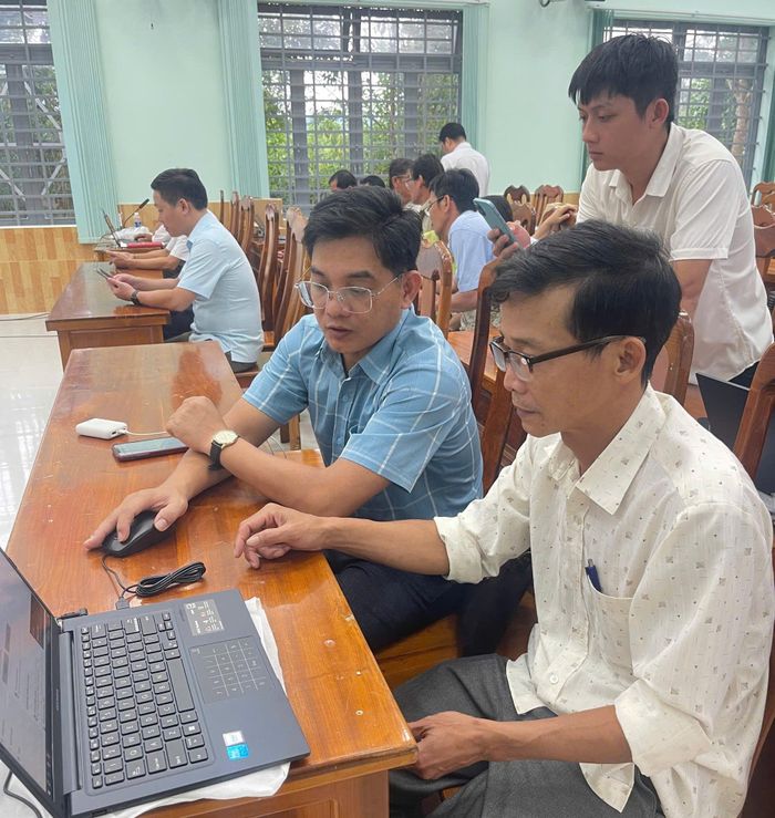 Cán bộ, công chức xã Đạ Tẻh 2 hướng dẫn bí thư chi bộ, trưởng các thôn cách vận hành, sử dụng máy tính và các thao tác cơ bản