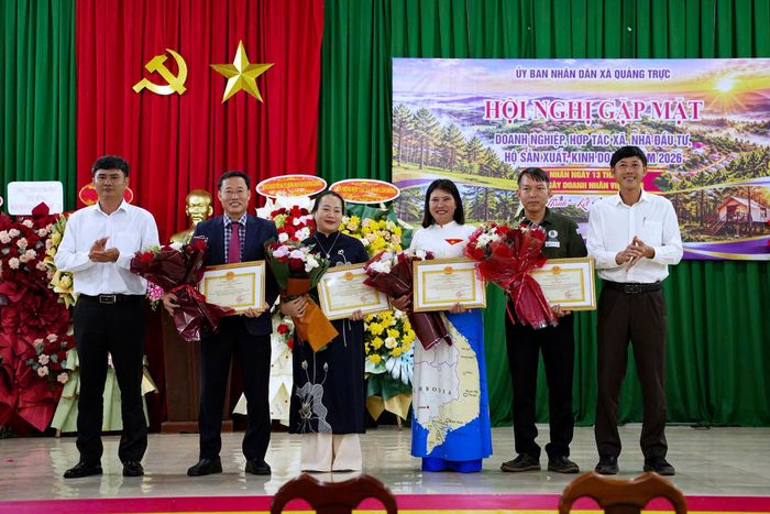 Lãnh đạo xã Quảng Trực tặng giấy khen cho các tập thể, cá nhân có thành tích xuất sắc trong hoạt động sản xuất, kinh doanh