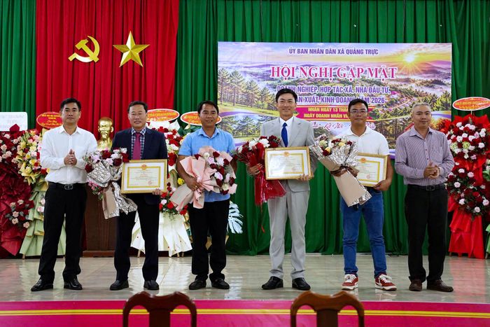 Lãnh đạo xã Quảng Trực tặng giấy khen cho các tập thể, cá nhân có thành tích xuất sắc trong hoạt động sản xuất, kinh doanh