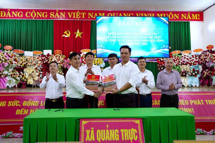 Lãnh đạo xã Quảng Trực cùng các doanh nghiệp ký kết thỏa thuận hợp tác