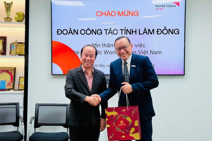 Ông Trần Thanh Hoài, đại diện đoàn công tác tỉnh Lâm Đồng (bên trái) trao quà lưu niệm cho ông Doseba Tua Sinay, Trưởng Đại diện WVI tại Việt Nam (bên phải)