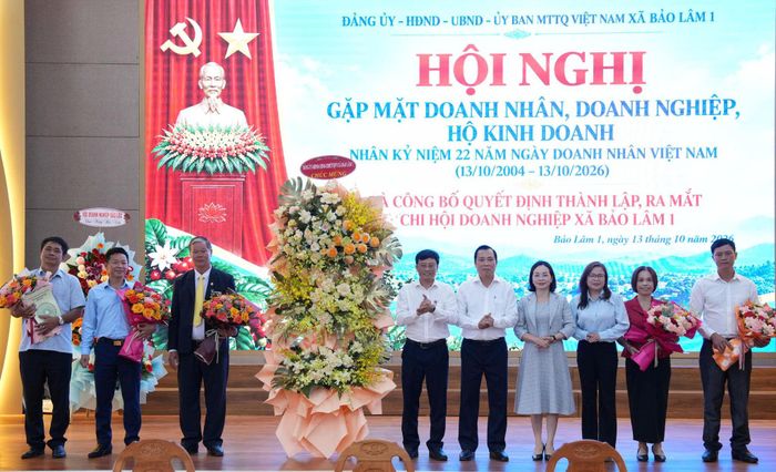 Lãnh đạo xã Bảo Lâm 1 tặng hoa chúc mừng Chi hội doanh nghiệp xã vừa thành lập