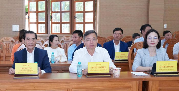 Đồng chí Vũ Thị Thanh Lý, Phó Bí thư Thường trực Đảng ủy xã cùng các đại biểu tham dự hội nghị