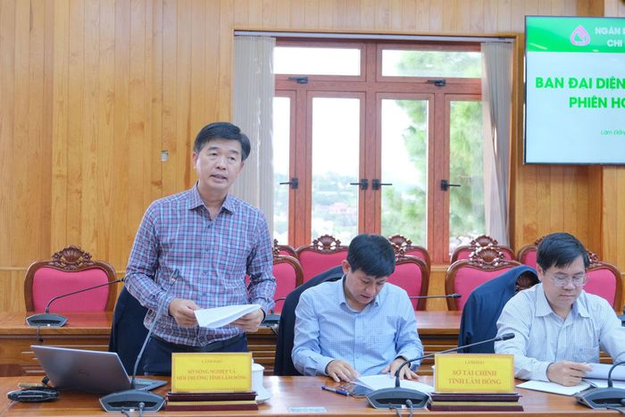Giám đốc Sở Nông nghiệp và Môi trường Phan Nguyễn Hoàng Tân nêu ý kiến tại phiên họp