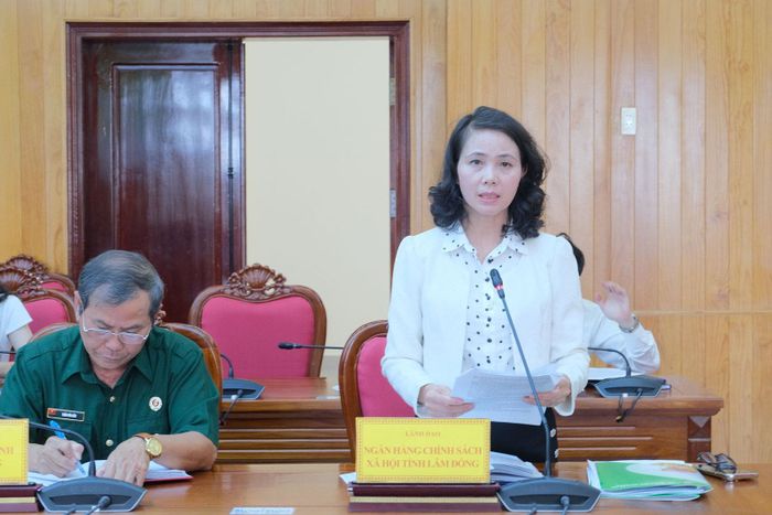 Giám đốc Ngân hàng Chính sách xã hội tỉnh Nguyễn Thị Ngọc Thu nêu báo cáo tình hình 9 tháng