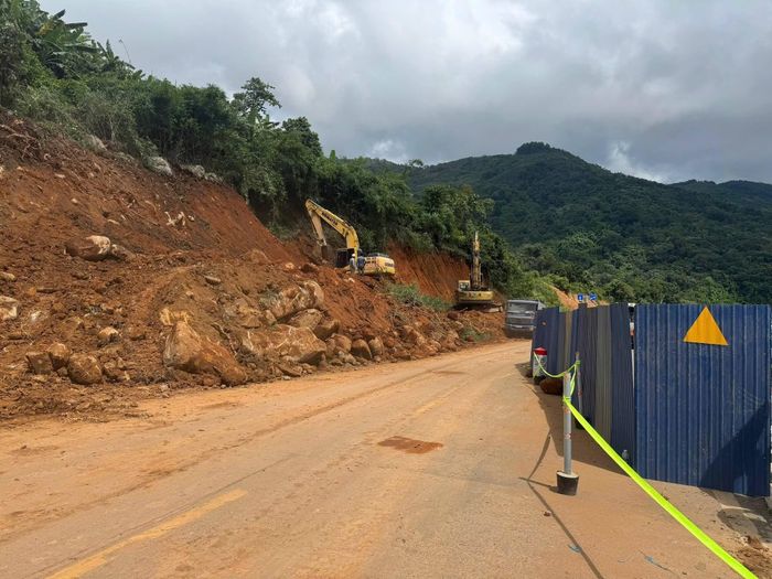 Đơn vị thi công triển khai máy móc, mở đường tạm để các phương tiện giao thông 2 chiều trong thời gian khắc phục sự cố