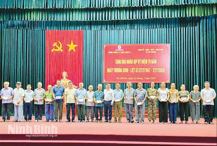 Lãnh đạo xã Yên Khánh trao quà cho các gia đình chính sách nhân kỷ niệm 79 năm Ngày Thương binh - Liệt sĩ.