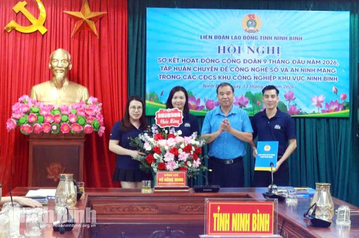 Lãnh đạo Liên đoàn Lao động tỉnh trao Quyết định và tặng hoa chúc mừng CĐCS mới thành lập.