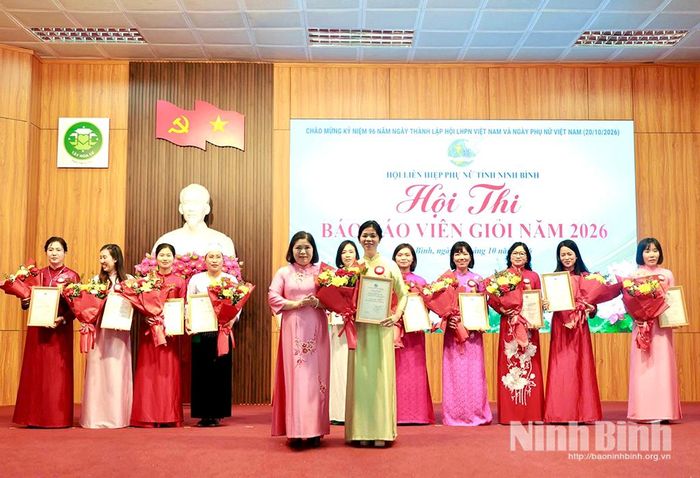 Ban Tổ chức trao giải Nhất cho thí sinh Đặng Thị Nữ, Chủ tịch Hội LHPN phường Đông A.