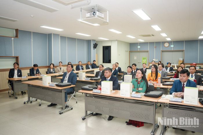 Các đại biểu tham dự khai mạc chương trình.