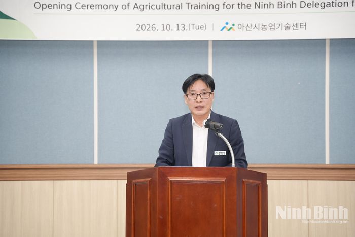 Lãnh đạo Trung tâm Công nghệ nông nghiệp thành phố Asan phát biểu tại buổi lễ.