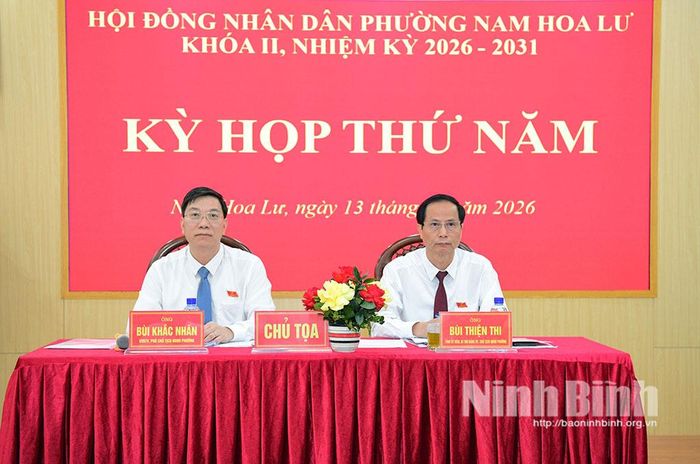 Các đồng chí Chủ tọa điều hành Kỳ họp.