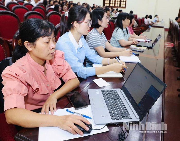 Cán bộ, công chức Ban Xây dựng Đảng các xã, phường tham gia tập huấn công tác chuyển đổi số của Ngành. Ảnh: Đức Lam
