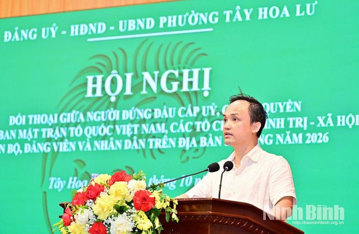 Đồng chí Cao Trường Sơn, Tỉnh ủy viên, Bí thư Đảng ủy, Chủ tịch HĐND phường Tây Hoa Lư phát biểu tại hội nghị.