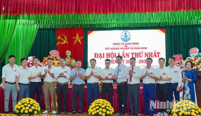 Ban Chấp hành Hội Doanh nghiệp xã Nam Minh ra mắt Đại hội.