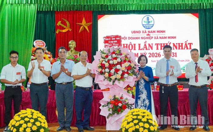 Lãnh đạo xã Nam Minh tặng hoa chúc mừng Đại hội.