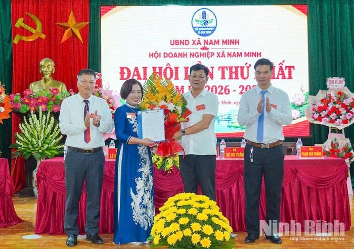 Lãnh đạo xã Nam Minh trao quyết định thành lập Hội Doanh nghiệp xã Nam Minh.