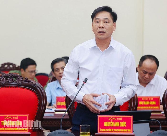 Đồng chí Nguyễn Anh Chức, Ủy viên Ban Thường vụ Tỉnh ủy, Phó Chủ tịch UBND tỉnh phát biểu tại hội nghị.