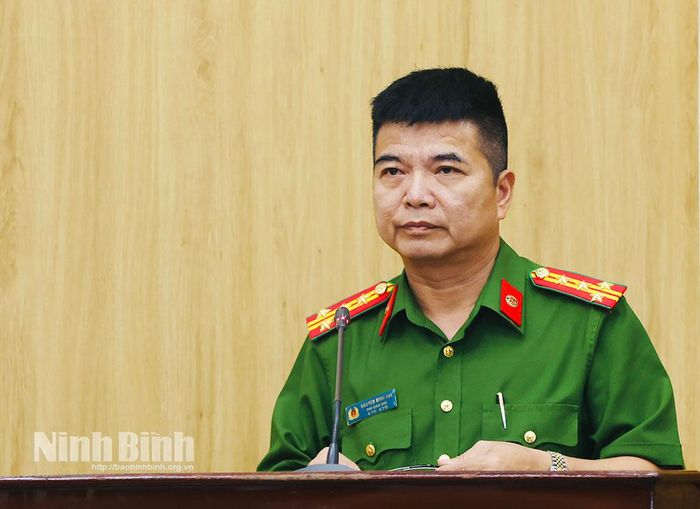 Đồng chí Đại tá Nguyễn Minh Hải, Phó Giám đốc Công an tỉnh báo cáo hoạt động của Ban Chỉ đạo về phát triển khoa học công nghệ, đổi mới sáng tạo và chuyển đổi số.