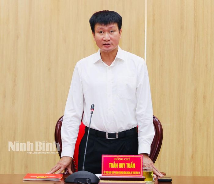 Đồng chí Trần Huy Tuấn, Ủy viên Trung ương Đảng, Bí thư Tỉnh ủy, Trưởng BCĐ phát biểu kết luận hội nghị.