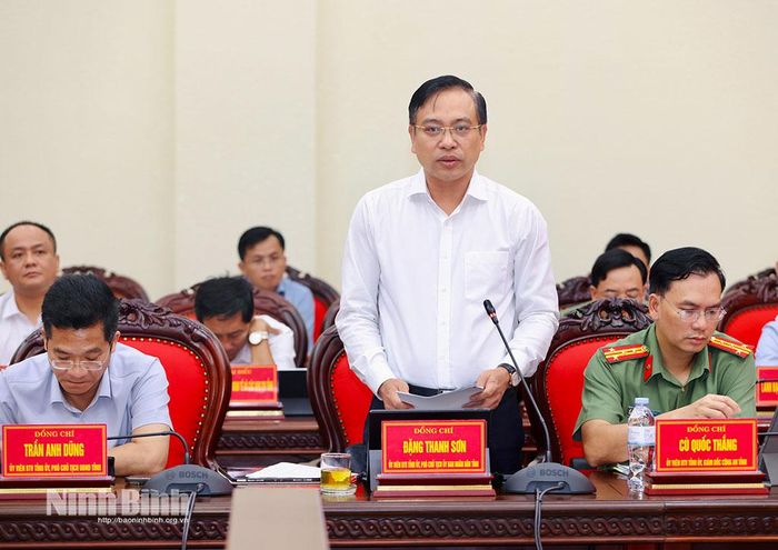 Đồng chí Đặng Thanh Sơn, Ủy viên Ban Thường vụ Tỉnh ủy, Phó Chủ tịch UBND tỉnh phát biểu tại hội nghị.