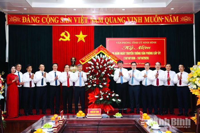 Các đồng chí Thường trực Tỉnh ủy tặng hoa chúc mừng tập thể lãnh đạo, cán bộ, công chức Văn phòng Tỉnh ủy nhân kỷ niệm Ngày truyền thống.