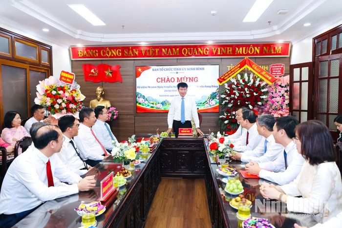 Quang cảnh buổi đến thăm, chúc mừng của các đồng chí Thường trực Tỉnh ủy tại Ban Tổ chức Tỉnh ủy.