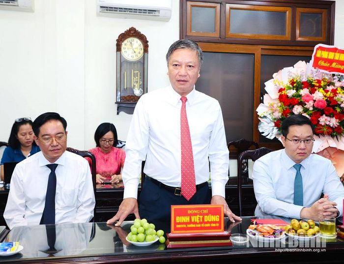 Đồng chí Đinh Việt Dũng, Ủy viên Ban Thường vụ Tỉnh ủy, Trưởng Ban Tổ chức Tỉnh ủy phát biểu cảm ơn sự quan tâm của Tỉnh ủy, HĐND, UBND, Ủy ban MTTQ Việt Nam tỉnh.