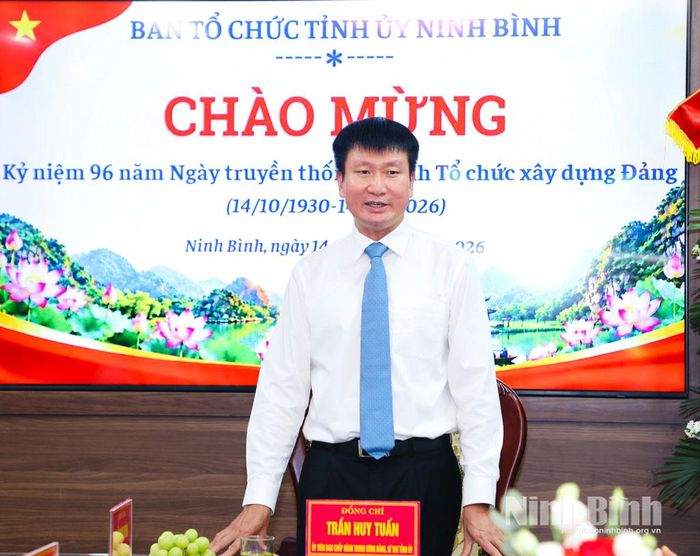 Đồng chí Trần Huy Tuấn, Ủy viên Trung ương Đảng, Bí thư Tỉnh uỷ phát biểu chúc mừng tập thể lãnh đạo, cán bộ, công chức Ban Tổ chức Tỉnh ủy.
