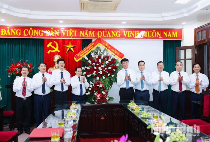 Các đồng chí Thường trực Tỉnh uỷ tặng hoa chúc mừng tập thể lãnh đạo, cán bộ, công chức Ủy ban Kiểm tra Tỉnh ủy nhân kỷ niệm Ngày truyền thống.