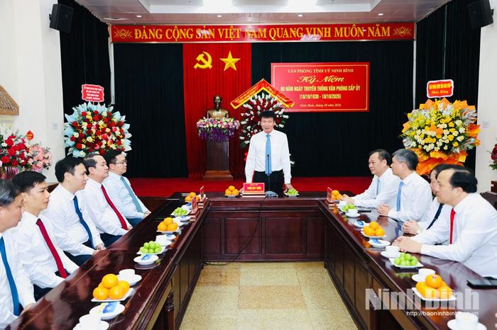 Đồng chí Trần Huy Tuấn, Ủy viên Trung ương Đảng, Bí thư Tỉnh uỷ phát biểu chúc mừng tập thể lãnh đạo, cán bộ, công chức Văn phòng Tỉnh ủy nhân kỷ niệm Ngày truyền thống.