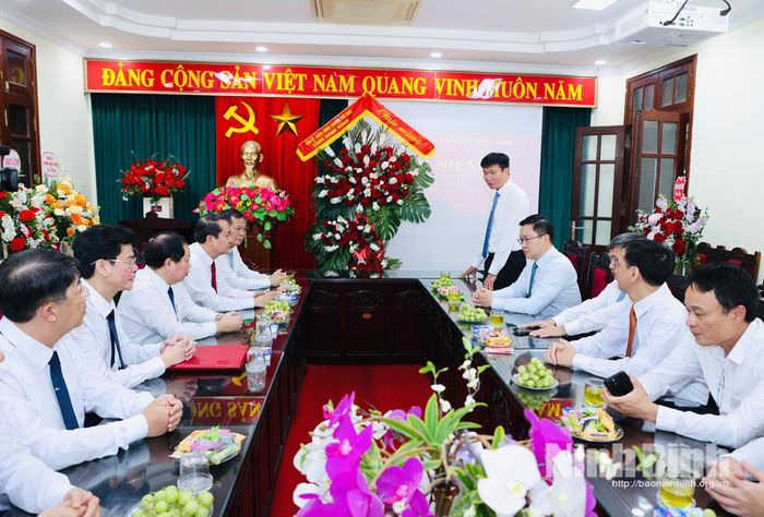 Đồng chí Trần Huy Tuấn, Ủy viên Trung ương Đảng, Bí thư Tỉnh uỷ phát biểu chúc mừng tập thể lãnh đạo, cán bộ, công chức Ủy ban Kiểm tra Tỉnh ủy nhân kỷ niệm Ngày truyền thống.