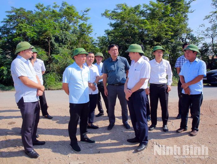 Đồng chí Phó Chủ tịch UBND tỉnh Nguyễn Cao Sơn kiểm tra dự án xây dựng cầu Ninh Cường vị trí thuộc xã Ninh Cường.