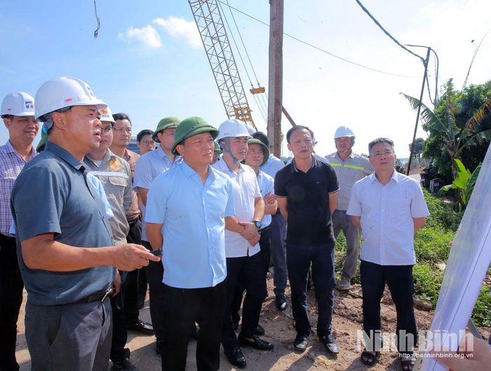 Đồng chí Phó Chủ tịch UBND tỉnh Nguyễn Cao Sơn kiểm tra dự án xây dựng cầu Ninh Cường vị trí thuộc xã Nghĩa Hưng.