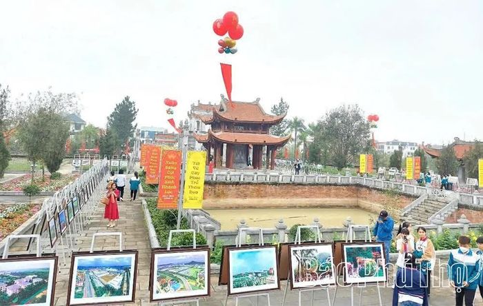 Văn Miếu Vĩnh Phúc còn là nơi trình diễn nghệ thuật thư pháp, cho chữ đầu Xuân, trưng bày các tác phẩm nghệ thuật.