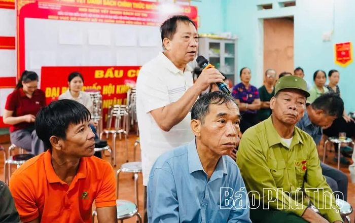 Cán bộ, đảng viên tổ dân phố số 10 phường Tân Hòa phát biểu, nêu lên những thuận lợi, khó khăn từ thực tiễn nắm bắt tình hình quần chúng Nhân dân tại cơ sở với lãnh đạo Đảng ủy phường.