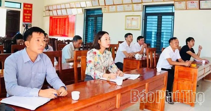 Đồng chí Lỗ Thị Quỳnh Nga - Phó Bí thư Thường trực Đảng ủy xã Võ Miếu trực tiếp dự sinh hoạt Đảng tại Chi bộ thôn 10 để lắng nghe ý kiến, kiến nghị của cán bộ, đảng viên và chỉ đạo công tác Đảng của chi bộ.