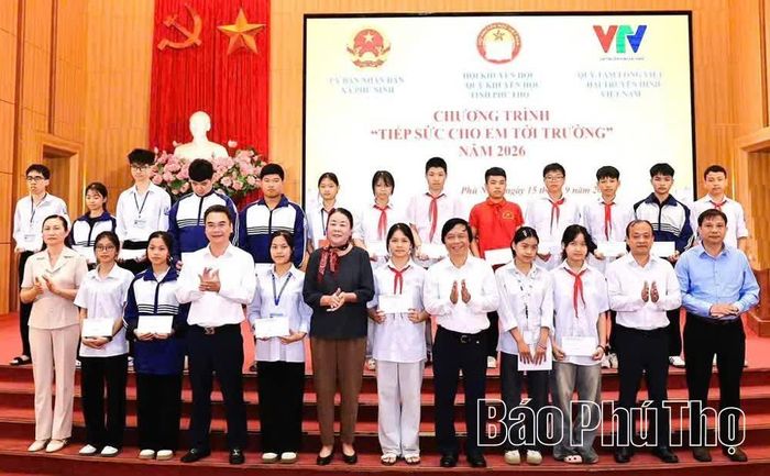 Quỹ Khuyến học tỉnh phối hợp với Quỹ Tấm lòng Việt, Quỹ Khuyến học, khuyến tài xã Phù Ninh trao quà tặng học sinh tại Chương trình "Tiếp sức cho em tới trường" năm học 2026-2027.