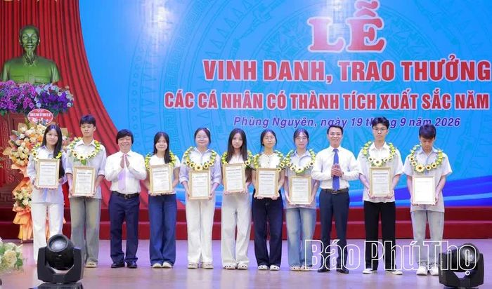 Quỹ Khuyến học, khuyến tài Phùng Nguyên khen thưởng các học sinh có thành tích xuất sắc.