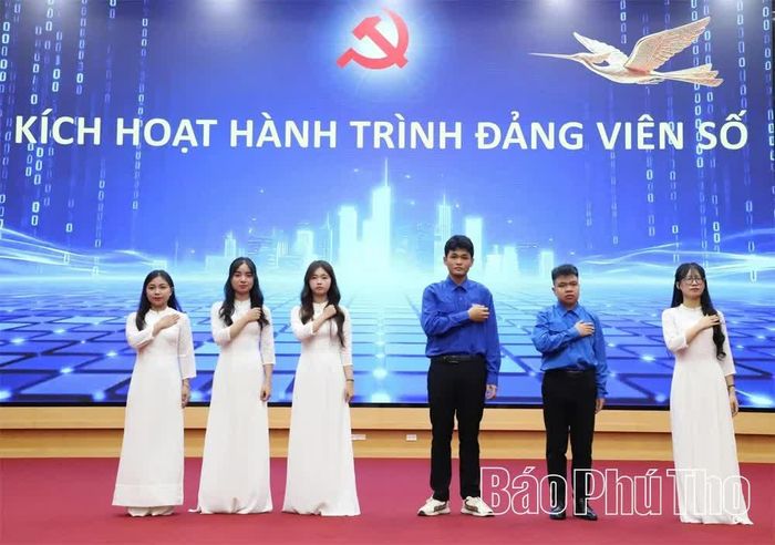 Quang cảnh Lễ kết nạp “Đảng viên số” - mô hình mới đang được nhân rộng tại Đảng bộ xã Đoan Hùng.