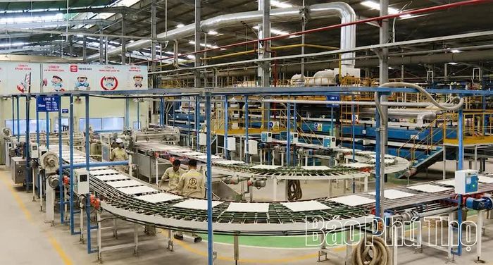 Hoạt động sản xuất vật liệu xây dựng tại Nhà máy Prime Tiền Phong (xã Bình Nguyên) góp phần bổ sung nguồn cung cho thị trường.