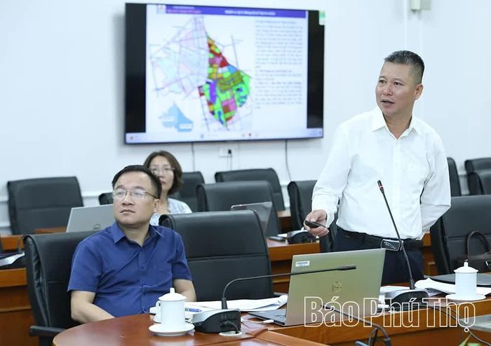 Đại diện đơn vị tư vấn báo cáo quy hoạch phân khu đô thị Vĩnh Tường.