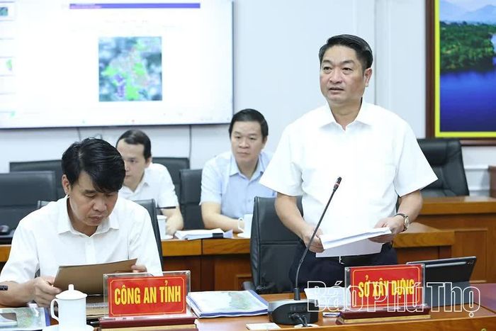 Lãnh đạo Sở Xây dựng báo cáo kết quả quy hoạch đô thị và nông thôn trên địa bàn tỉnh.