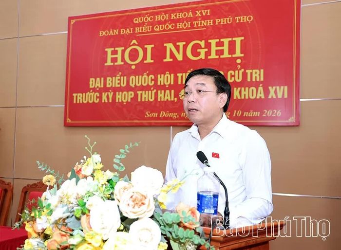 Đồng chí Phó Trưởng Đoàn ĐBQH tỉnh Nguyễn Văn Mạnh phát biểu tại buổi tiếp xúc.
